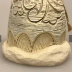 Jim Shore Heartwood Creek 14,5 cm Hvid Julemand med Pibe, carved, santa, white woodland, ww, winter wonderland, birkebark, birketræ, snittet, træskærearbejde, træsnitter, hyggelig, pibe, hvid, stilfuld, smagfuld, glitter, vinterfigur, vinterpynt, julepynt, hvid jul, 6015154, forest snow day, jul i skoven, jim shore, julemand, julemandsfigur, figur, samler, speciel, særlig, tidsløs, klassisk, flot, gave, gaveide, biti, ribe, unika, unik