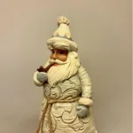 Jim Shore Heartwood Creek 14,5 cm Hvid Julemand med Pibe, carved, santa, white woodland, ww, winter wonderland, birkebark, birketræ, snittet, træskærearbejde, træsnitter, hyggelig, pibe, hvid, stilfuld, smagfuld, glitter, vinterfigur, vinterpynt, julepynt, hvid jul, 6015154, forest snow day, jul i skoven, jim shore, julemand, julemandsfigur, figur, samler, speciel, særlig, tidsløs, klassisk, flot, gave, gaveide, biti, ribe, unika, unik