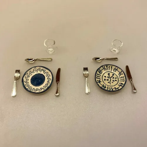 Miniature Tallerkener 2 stk Almue Keramik, Miniature Bestik - Kniv Gaffel & Ske sølv til 2, ske, gaffel, kniv, bestik, knive, skeer, gafler, service, dukkehus, ting, til, tilbehør, nisser, nissebo, nissehus, nissedør, julekalender, miniature, dukkehusting, dukkehustilbehør, 1:12, sætterkasse, sættekasse, biti, ribe, dukkestue