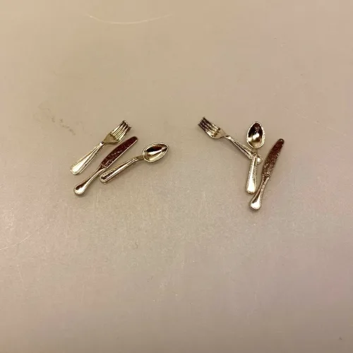 Miniature Bestik - Kniv Gaffel & Ske sølv til 2, ske, gaffel, kniv, bestik, knive, skeer, gafler, service, dukkehus, ting, til, tilbehør, nisser, nissebo, nissehus, nissedør, julekalender, miniature, dukkehusting, dukkehustilbehør, 1:12, sætterkasse, sættekasse, biti, ribe, dukkestue