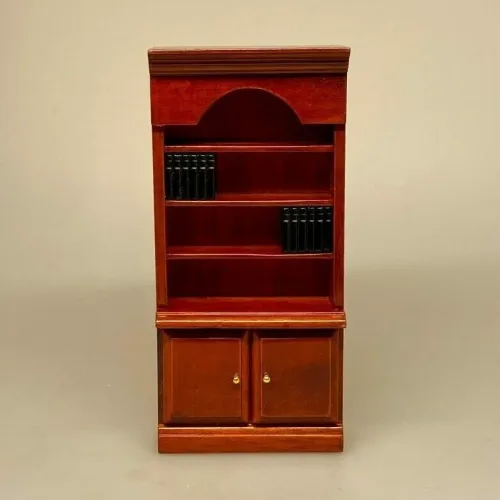 Miniature BogrMiniature Bogreol med Underskabe og Bøger, reol, mahogny, valnød, brun, bogreol, bøger, læsehest, dukkehus, dukkehuset, tilbehør, ting til, dukkemøbler, bibliotek, bibliotikar, herreværelse, sangskjuler, personlig, sjov, gave, gaveide, symbolsk, whiskey, cognac, portvin, adel, herskab, efterløn, pension, livsnyder, biti, ribe,