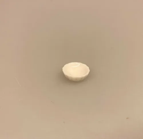 Miniature Hvid Riflet skål porcelæn, lillebitte, bittelille, skål, dyb tallerken, mini, miniaturer, service, dukkeservice, tilbehør, ting til, dukkehuset, sætterkassen, sættekasse, nisser, nissedør, nissehus, nissebo, riflet, royal copenhagen, 1:12, dukkehusting, dukkehustilbehør, sangskjuler, sjov, tale, symbolsk, gave, gaveide, pakkekalender, julekalender, jul, dukkestue, biti, ribe,