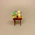 Miniature Kaffekande Gul, kaffe på kanden, kaffekande, kaffe, morgenkaffe, kaffepause, miniature, miniaturer, sætterkasse, ting, til, tilbehør, sættekasse, dukkehus, nissebo, nisser, nissedør, julekalender, kalender, pakkekalender, sangskjuler, but first coffee, uventede gæster, emalje, glud og marstrand, madam gul, madam blå, biti, ribe, 1:12,