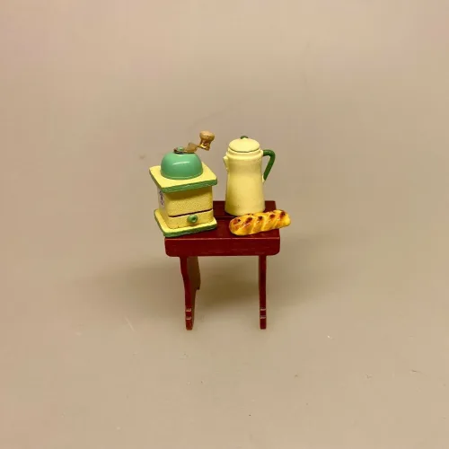 Miniature Kaffekande Gul, kaffe på kanden, kaffekande, kaffe, morgenkaffe, kaffepause, miniature, miniaturer, sætterkasse, ting, til, tilbehør, sættekasse, dukkehus, nissebo, nisser, nissedør, julekalender, kalender, pakkekalender, sangskjuler, but first coffee, uventede gæster, emalje, glud og marstrand, madam gul, madam blå, biti, ribe, 1:12,