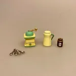 Miniature Kaffekande Gul, kaffe på kanden, kaffekande, kaffe, morgenkaffe, kaffepause, miniature, miniaturer, sætterkasse, ting, til, tilbehør, sættekasse, dukkehus, nissebo, nisser, nissedør, julekalender, kalender, pakkekalender, sangskjuler, but first coffee, uventede gæster, emalje, glud og marstrand, madam gul, madam blå, biti, ribe, 1:12,