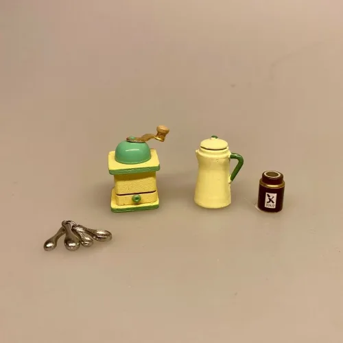 Miniature Kaffekande Gul, kaffe på kanden, kaffekande, kaffe, morgenkaffe, kaffepause, miniature, miniaturer, sætterkasse, ting, til, tilbehør, sættekasse, dukkehus, nissebo, nisser, nissedør, julekalender, kalender, pakkekalender, sangskjuler, but first coffee, uventede gæster, emalje, glud og marstrand, madam gul, madam blå, biti, ribe, 1:12,