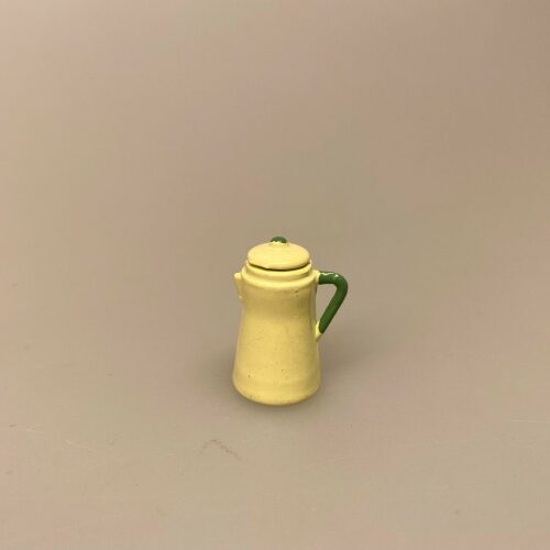 Miniature Kaffekande Gul, kaffe på kanden, kaffekande, kaffe, morgenkaffe, kaffepause, miniature, miniaturer, sætterkasse, ting, til, tilbehør, sættekasse, dukkehus, nissebo, nisser, nissedør, julekalender, kalender, pakkekalender, sangskjuler, but first coffee, uventede gæster, emalje, glud og marstrand, madam gul, madam blå, biti, ribe, 1:12,