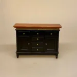 Miniature sort Kommode med guldkant, dukkehus, dukkemøbler, tilbehør, ting til, nisser, nissehus, nissedør, nissebo, dukkehusting, dukkehustilbehør, dukkehusmøbler, kommeode, miniature, 1:12, sangskjuler, symbolsk, gave, gaveide, møbler, gavekort til, dukke, biti, ribe,