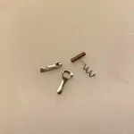 Miniature Proptrækker Oplukker & Dåseåbner, tjener, tjeneruddannet, uddannet, færdig,sommelier, vinkyber, vinkender, vin, elsker, gavekort, sangskjuler, gave, symbolsk, mini, miniature, bittelille, lillebitte, 1:12, sætterkasse, dukkehus, tilbehør, ting til, øloplukker, proptrækker, biti, ribe, sætterkassen, dukkehustilbehør, nisser, nissedør, nissehus, julekalender