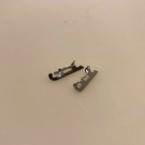 Miniature Skøjter gammeldags sølvfarvede, skøjter, isskøjter, skøjteløb, kunstskøjteløb, vinter, vintersport, jul, julepynt, miniature, miniaturer, ting til, tilbehør, dukkehuset, nisser, nissetilbehør, julekalender, pakkekalender, sangskjuler, elsker, jul, 1:12, tale, symbolsk, sjov, gamle dage, isvinter, skøjteprinsesse, biti, ribe, gamle dage, matador, nissedør,