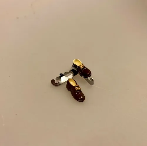 Miniature Skøjter gammeldags sølvfarvede, skøjter, isskøjter, skøjteløb, kunstskøjteløb, vinter, vintersport, jul, julepynt, miniature, miniaturer, ting til, tilbehør, dukkehuset, nisser, nissetilbehør, julekalender, pakkekalender, sangskjuler, elsker, jul, 1:12, tale, symbolsk, sjov, gamle dage, isvinter, skøjteprinsesse, biti, ribe, gamle dage, matador, nissedør,