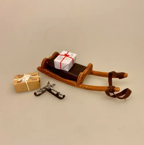 Miniature Skøjter gammeldags sølvfarvede, skøjter, isskøjter, skøjteløb, kunstskøjteløb, vinter, vintersport, jul, julepynt, miniature, miniaturer, ting til, tilbehør, dukkehuset, nisser, nissetilbehør, julekalender, pakkekalender, sangskjuler, elsker, jul, 1:12, tale, symbolsk, sjov, gamle dage, isvinter, skøjteprinsesse, biti, ribe, gamle dage, matador, nissedør,