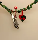 Miniature Skøjter gammeldags sølvfarvede, skøjter, isskøjter, skøjteløb, kunstskøjteløb, vinter, vintersport, jul, julepynt, miniature, miniaturer, ting til, tilbehør, dukkehuset, nisser, nissetilbehør, julekalender, pakkekalender, sangskjuler, elsker, jul, 1:12, tale, symbolsk, sjov, gamle dage, isvinter, skøjteprinsesse, biti, ribe, gamle dage, matador, nissedør,