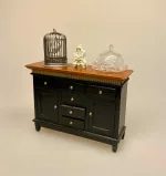 Miniature sort Kommode med guldkant, dukkehus, dukkemøbler, tilbehør, ting til, nisser, nissehus, nissedør, nissebo, dukkehusting, dukkehustilbehør, dukkehusmøbler, kommeode, miniature, 1:12, sangskjuler, symbolsk, gave, gaveide, møbler, gavekort til, dukke, biti, ribe,