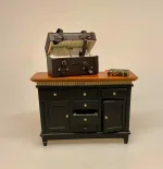 Miniature Hvid Kommode med guldkant, dukkehus, dukkemøbler, tilbehør, ting til, nisser, nissehus, nissedør, nissebo, dukkehusting, dukkehustilbehør, dukkehusmøbler, kommeode, miniature, 1:12, sangskjuler, symbolsk, gave, gaveide, møbler, gavekort til, dukke, biti, ribe,