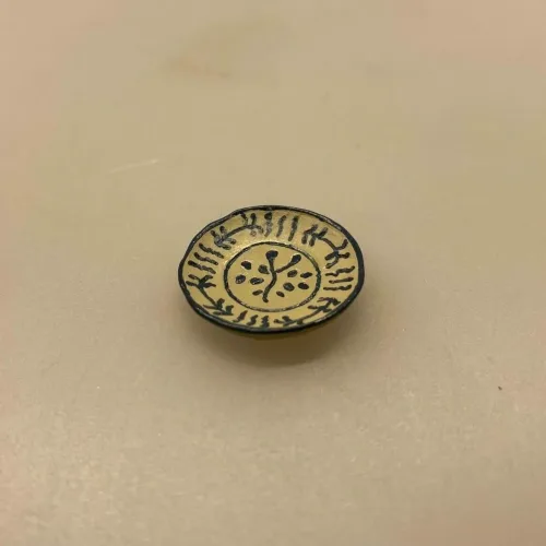 Miniature Tallerkener 2 stk Almue Keramik, tallerken, lertøj, almue, service, tallerkner, lertallerken, keramik, würtz, mini, miniature, borddækning, nisser, dukkerhus, ting til, tilbehør, nissedør, nissebo, 1:12, mini, dæk bord, tjener, sangskjuler, symbolsk, gave, gavekort, biti, ribe,