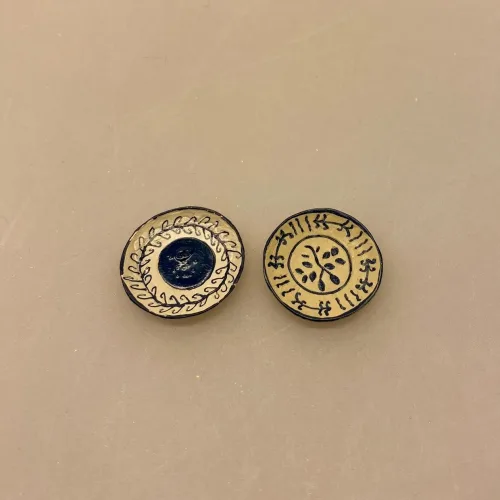 Miniature Tallerkener 2 stk Almue Keramik, Miniature Bestik - Kniv Gaffel & Ske sølv til 2, ske, gaffel, kniv, bestik, knive, skeer, gafler, service, dukkehus, ting, til, tilbehør, nisser, nissebo, nissehus, nissedør, julekalender, miniature, dukkehusting, dukkehustilbehør, 1:12, sætterkasse, sættekasse, biti, ribe, dukkestue