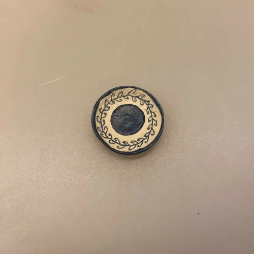 Miniature Tallerkener 2 stk Almue Keramik, tallerken, lertøj, almue, service, tallerkner, lertallerken, keramik, würtz, mini, miniature, borddækning, nisser, dukkerhus, ting til, tilbehør, nissedør, nissebo, 1:12, mini, dæk bord, tjener, sangskjuler, symbolsk, gave, gavekort, biti, ribe,