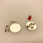 Miniature Tallerkener 2 stk. Hvid porcelæn, tallerken, mini, bittelille, lillebitte, små, tallerkner, dukkehusservice, dække bord, borddækning, servering, ting til, tilbehør, dukkehuset, dukkehus, sætterkasse, sættekasse, miniaturer, nisser, nissedør, nissehus, birgitte frigast, nisseting, jul, gavekort, middag, frokost, ud at spise, sangskjuler, tjener, uddannet, færdig som, udlært, biti, ribe, 1:12
