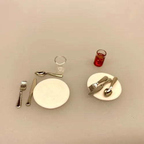 Miniature Tallerkener 2 stk. Hvid porcelæn, tallerken, mini, bittelille, lillebitte, små, tallerkner, dukkehusservice, dække bord, borddækning, servering, ting til, tilbehør, dukkehuset, dukkehus, sætterkasse, sættekasse, miniaturer, nisser, nissedør, nissehus, birgitte frigast, nisseting, jul, gavekort, middag, frokost, ud at spise, sangskjuler, tjener, uddannet, færdig som, udlært, biti, ribe, 1:12