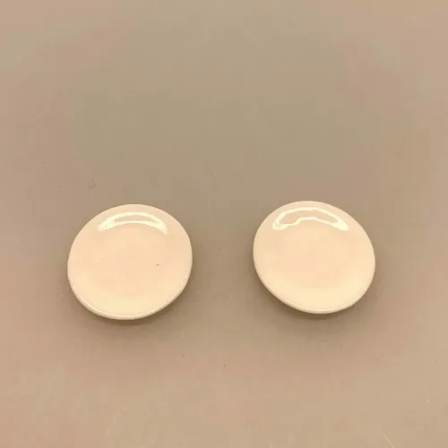 Miniature Tallerkener 2 stk. Hvid porcelæn, tallerken, mini, bittelille, lillebitte, små, tallerkner, dukkehusservice, dække bord, borddækning, servering, ting til, tilbehør, dukkehuset, dukkehus, sætterkasse, sættekasse, miniaturer, nisser, nissedør, nissehus, birgitte frigast, nisseting, jul, gavekort, middag, frokost, ud at spise, sangskjuler, tjener, uddannet, færdig som, udlært, biti, ribe, 1:12