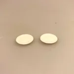 Miniature Tallerkener 2 stk. Hvid porcelæn, tallerken, mini, bittelille, lillebitte, små, tallerkner, dukkehusservice, dække bord, borddækning, servering, ting til, tilbehør, dukkehuset, dukkehus, sætterkasse, sættekasse, miniaturer, nisser, nissedør, nissehus, birgitte frigast, nisseting, jul, gavekort, middag, frokost, ud at spise, sangskjuler, tjener, uddannet, færdig som, udlært, biti, ribe, 1:12