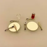 Miniature Tallerkener 2 stk. Hvid porcelæn, tallerken, mini, bittelille, lillebitte, små, tallerkner, dukkehusservice, dække bord, borddækning, servering, ting til, tilbehør, dukkehuset, dukkehus, sætterkasse, sættekasse, miniaturer, nisser, nissedør, nissehus, birgitte frigast, nisseting, jul, gavekort, middag, frokost, ud at spise, sangskjuler, tjener, uddannet, færdig som, udlært, biti, ribe, 1:12