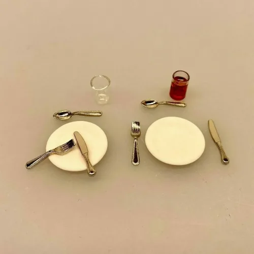 Miniature Tallerkener 2 stk. Hvid porcelæn, tallerken, mini, bittelille, lillebitte, små, tallerkner, dukkehusservice, dække bord, borddækning, servering, ting til, tilbehør, dukkehuset, dukkehus, sætterkasse, sættekasse, miniaturer, nisser, nissedør, nissehus, birgitte frigast, nisseting, jul, gavekort, middag, frokost, ud at spise, sangskjuler, tjener, uddannet, færdig som, udlært, biti, ribe, 1:12