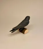 Naturens fugle af træ - Svale, svale, svalehale, landsvale, swallow, træsvale, svalefigur, træfugl, træfigur, håndlavet, håndsnittet, kunsthåndværk, natur, vejleder, vadehavet, fugle, ornitolog, fugleliv, fugle i farver, danske, fauna, flora, en svale gør ingen sommer, en enkelt svale, telefonmaster, biti, ribe, nationalpark