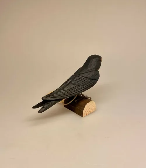 Naturens fugle af træ - Svale, svale, svalehale, landsvale, swallow, træsvale, svalefigur, træfugl, træfigur, håndlavet, håndsnittet, kunsthåndværk, natur, vejleder, vadehavet, fugle, ornitolog, fugleliv, fugle i farver, danske, fauna, flora, en svale gør ingen sommer, en enkelt svale, telefonmaster, biti, ribe, nationalpark