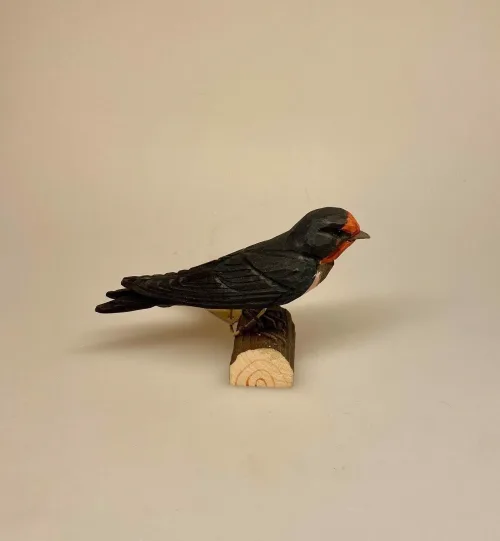 Naturens fugle af træ - Svale, svale, svalehale, landsvale, swallow, træsvale, svalefigur, træfugl, træfigur, håndlavet, håndsnittet, kunsthåndværk, natur, vejleder, vadehavet, fugle, ornitolog, fugleliv, fugle i farver, danske, fauna, flora, en svale gør ingen sommer, en enkelt svale, telefonmaster, biti, ribe, nationalpark