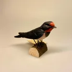 Naturens fugle af træ - Svale, svale, svalehale, landsvale, swallow, træsvale, svalefigur, træfugl, træfigur, håndlavet, håndsnittet, kunsthåndværk, natur, vejleder, vadehavet, fugle, ornitolog, fugleliv, fugle i farver, danske, fauna, flora, en svale gør ingen sommer, en enkelt svale, telefonmaster, biti, ribe, nationalpark