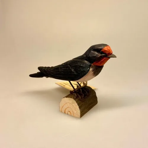 Naturens fugle af træ - Svale, svale, svalehale, landsvale, swallow, træsvale, svalefigur, træfugl, træfigur, håndlavet, håndsnittet, kunsthåndværk, natur, vejleder, vadehavet, fugle, ornitolog, fugleliv, fugle i farver, danske, fauna, flora, en svale gør ingen sommer, en enkelt svale, telefonmaster, biti, ribe, nationalpark