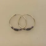 Creoler i sølv Ø 30 mm oxyderet S-mønster og dobbelt sol , creoler, billige, store, med mønster, hippie, chic, chique, boho, flippet, stacking, sølv, ægte, sterling sølv, nikkelfri, flotte, specielle, smarte, gave, gaveide, ungt, unge, piger, biti, ribe, bali