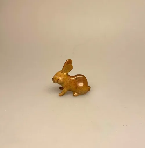 Kanin - Håndskåret af træ Lille, R-N-5, kaniner, hare, harer, træhare, trækanin, kaninhold, dyr, trædyr, træfigur, håndlavet, håndsnittet, træskærearbejde, træsnit, træskærer, dansk, gave, gaveide, julegave, specielt, flot, sød, indretning, nordisk, stil, biti, ribe, vadehavet, nationalpark, kaninfigur, natur, vejleder,