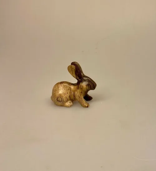 Kanin - Håndskåret af træ Lille, R-N-5, kaniner, hare, harer, træhare, trækanin, kaninhold, dyr, trædyr, træfigur, håndlavet, håndsnittet, træskærearbejde, træsnit, træskærer, dansk, gave, gaveide, julegave, specielt, flot, sød, indretning, nordisk, stil, biti, ribe, vadehavet, nationalpark, kaninfigur, natur, vejleder,