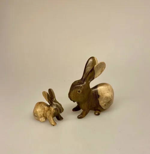 Kanin - Håndskåret af træ Lille, R-N-5, kaniner, hare, harer, træhare, trækanin, kaninhold, dyr, trædyr, træfigur, håndlavet, håndsnittet, træskærearbejde, træsnit, træskærer, dansk, gave, gaveide, julegave, specielt, flot, sød, indretning, nordisk, stil, biti, ribe, vadehavet, nationalpark, kaninfigur, natur, vejleder,