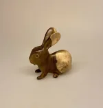 Kanin - Håndskåret af træ Stor, kaniner, hare, harer, træhare, trækanin, kaninhold, dyr, trædyr, træfigur, håndlavet, håndsnittet, træskærearbejde, træsnit, træskærer, dansk, gave, gaveide, julegave, specielt, flot, sød, indretning, nordisk, stil, biti, ribe, vadehavet, nationalpark, kaninfigur, natur, vejleder,