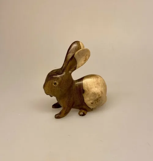 Kanin - Håndskåret af træ Stor, kaniner, hare, harer, træhare, trækanin, kaninhold, dyr, trædyr, træfigur, håndlavet, håndsnittet, træskærearbejde, træsnit, træskærer, dansk, gave, gaveide, julegave, specielt, flot, sød, indretning, nordisk, stil, biti, ribe, vadehavet, nationalpark, kaninfigur, natur, vejleder,