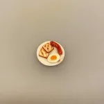 Miniature Morgenmad Spejlæg og Pølse, Miniature Morgenmad Æg Bacon og Pølse, brunch, gavekort, brunchtallerken, anretning, morgenkomplet, morgenmadsanretning, dukkehus, miniaturer, gave, symbolsk, bacon, spejlæg, biti