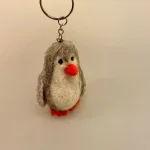 Nøglering med filtet Pingvin , pinguin, pingvin, pingviner, ting med, nøglering, taskepynt, taskevedhæng, filt, uldfilt, kunsthåndvlærk, maskot, lykkedyr, sydpolen, pingu, til børn, på, skoletasken, taske, til nøgler, filtpingvin, filtning, filtfigur, filtnøglering, fåreuld, sød, fin, finurlig, en gry og en sif, biti, ribe