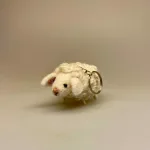 Nøglering med lille uldent Får, får, lam, påskelam, forårslam, guds lam, konfirmation, gave, gaveide, hvide, tælle får, nøglering, barnevognspynt, til baby, taskepynt, på tasken, uld, uldfår, uldlam, fåreting, ting med, biti, ribe, vadehavet, nationalpark, vadehavslam, biti