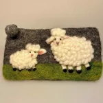 Penalhus i filtet uld - Med får og lam hvide, Penalhus i filtet uld - Med får og lam grå, vadehavet, vadehavslam, marsken, marsklam, får, mæh, påskelam, vadehavet, nationalpark, kunsthåndværk, håndarbejde, håndlavet, filt, uldfilt, filltet, fåreuld, penalhus, til børn, til, voksne, skriver, blyanter, etui, unika, særligt, gave, gaveide, kvalitet, flot, til drenge, til piger, hækling, hæklenåle, sødt, kært, biti, ribe