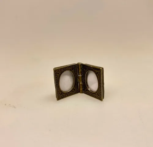 Miniature Billederamme Dobbelt Messing, bordramme, fotoramme, art deco, stil, jugendstil, skønvirke, miniature, sætterkasseting, ting til, sætterkassen, sættekasse, amagerhylde, sangskjuler, symbolsk, gave, gaveide, gavekort, pengegave, konfirmation, barnedåb, kigkasse, amagerhylde, mini, nisseting, nissetilbehør, nissedør, nissebo, biti, ribe, miniaturer