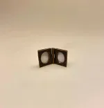 Miniature Billederamme Dobbelt Messing, bordramme, fotoramme, art deco, stil, jugendstil, skønvirke, miniature, sætterkasseting, ting til, sætterkassen, sættekasse, amagerhylde, sangskjuler, symbolsk, gave, gaveide, gavekort, pengegave, konfirmation, barnedåb, kigkasse, amagerhylde, mini, nisseting, nissetilbehør, nissedør, nissebo, biti, ribe, miniaturer