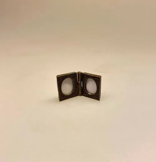 Miniature Billederamme Dobbelt Messing, bordramme, fotoramme, art deco, stil, jugendstil, skønvirke, miniature, sætterkasseting, ting til, sætterkassen, sættekasse, amagerhylde, sangskjuler, symbolsk, gave, gaveide, gavekort, pengegave, konfirmation, barnedåb, kigkasse, amagerhylde, mini, nisseting, nissetilbehør, nissedør, nissebo, biti, ribe, miniaturer