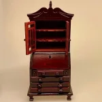 Miniature Chatol Mahogni, chartol, skab, møbler, dukkemøbler, dukkehusmøbler, miniaturer, dukkestue, sangskjuler, julestue, nisser, tilbehør, ting til, nisser, birgitte frigast, nissedør, nissehus, nissebo, julen 2021, kalender, nissekalender, biti, ribe, herskab og tjenestefolk, upstairs, downstairs,