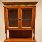 Miniature Chatol med guldkant - Nød, valnød, chartol, spisestue, møbel, skab, buffet, dukkehus, dukkehusting, dukkehusmøbler, møbler, miniaturer, 1:12, dukkemøbler, nisser, nissehus, nissebo, juleting, julekalender, lav selv, nissedør, håndlavet, titanians palads, symbolsk, gave, gaveide, elegant, stilmøbler, biti, ribe
