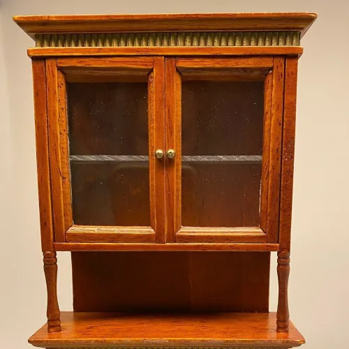 Miniature Chatol med guldkant - Nød, valnød, chartol, spisestue, møbel, skab, buffet, dukkehus, dukkehusting, dukkehusmøbler, møbler, miniaturer, 1:12, dukkemøbler, nisser, nissehus, nissebo, juleting, julekalender, lav selv, nissedør, håndlavet, titanians palads, symbolsk, gave, gaveide, elegant, stilmøbler, biti, ribe