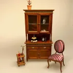 Miniature Chatol med guldkant - Nød, valnød, chartol, spisestue, møbel, skab, buffet, dukkehus, dukkehusting, dukkehusmøbler, møbler, miniaturer, 1:12, dukkemøbler, nisser, nissehus, nissebo, juleting, julekalender, lav selv, nissedør, håndlavet, titanians palads, symbolsk, gave, gaveide, elegant, stilmøbler, biti, ribe